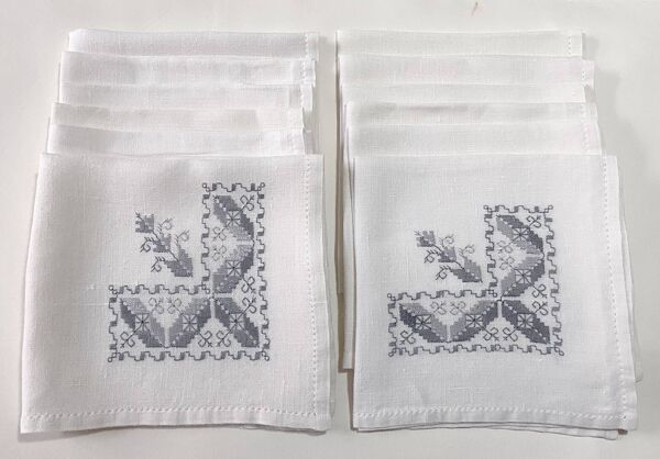 Nappe brodée avec 12 serviettes assorties