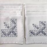 Nappe brodée avec 12 serviettes assorties