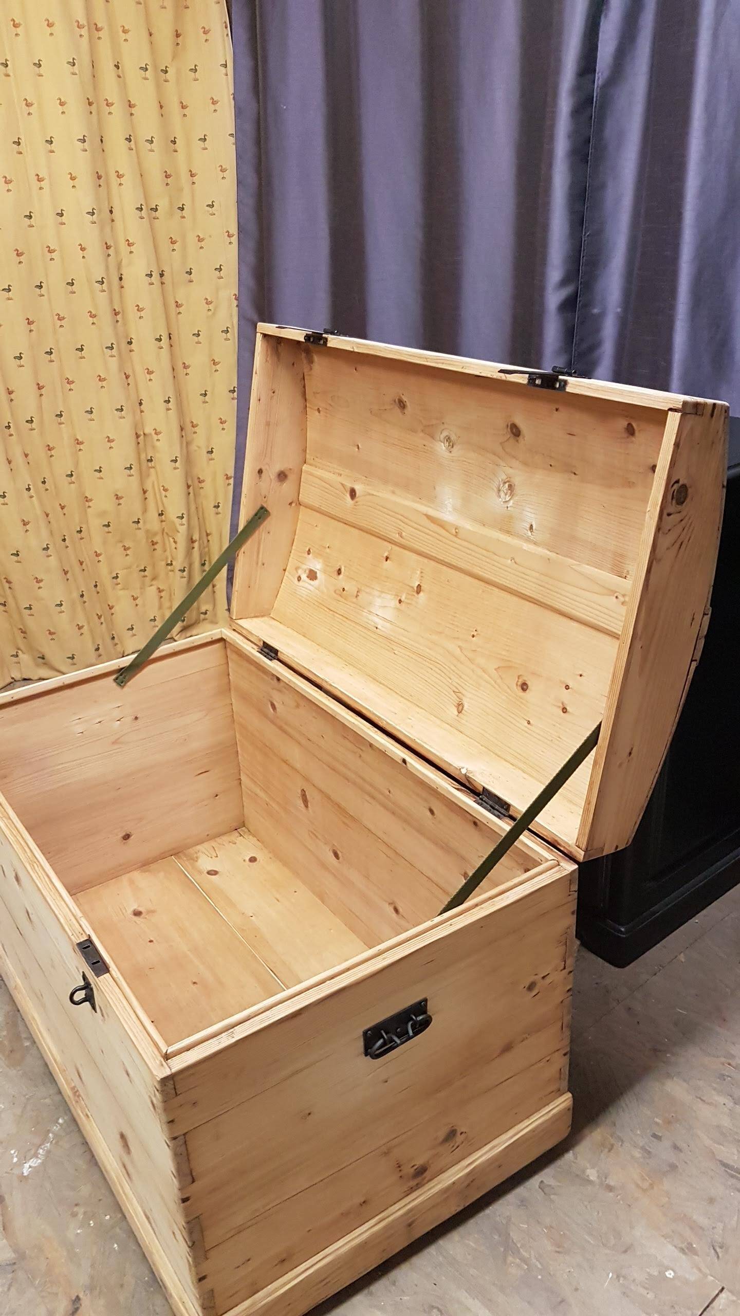 Old curved travel trunk, in pine, stripped 98x60x65