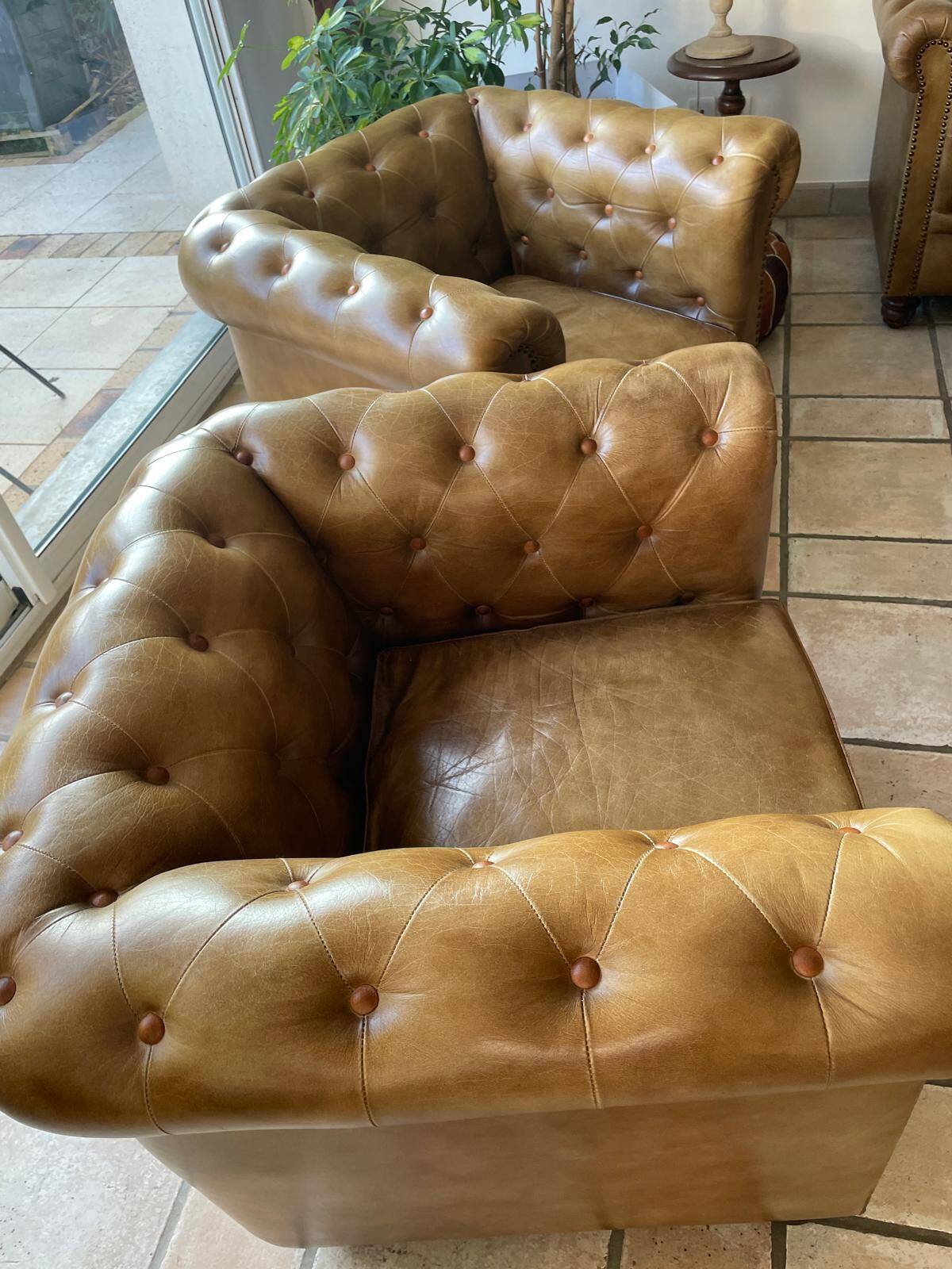 Fauteuils Chesterfield cuir marron vieilli - Style anglais chic, TBE