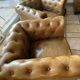 Fauteuils Chesterfield cuir marron vieilli - Style anglais chic, TBE