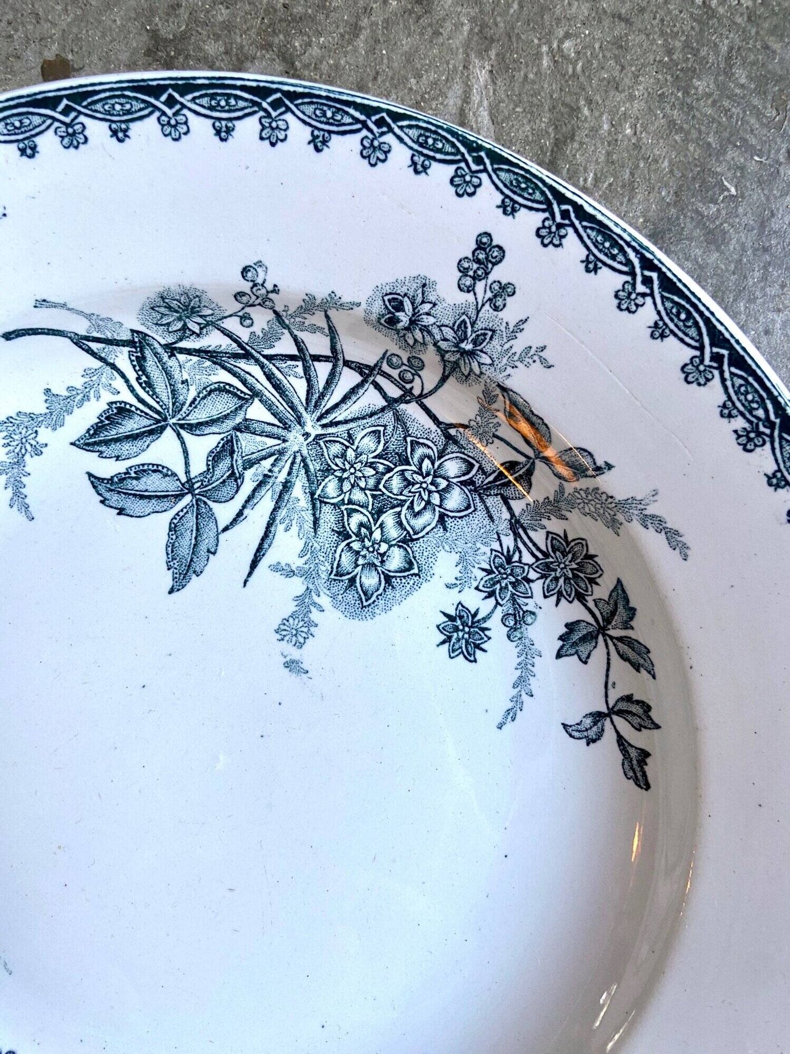 Sainte Amandinoise hollow plate in iron clay, "Margot" service