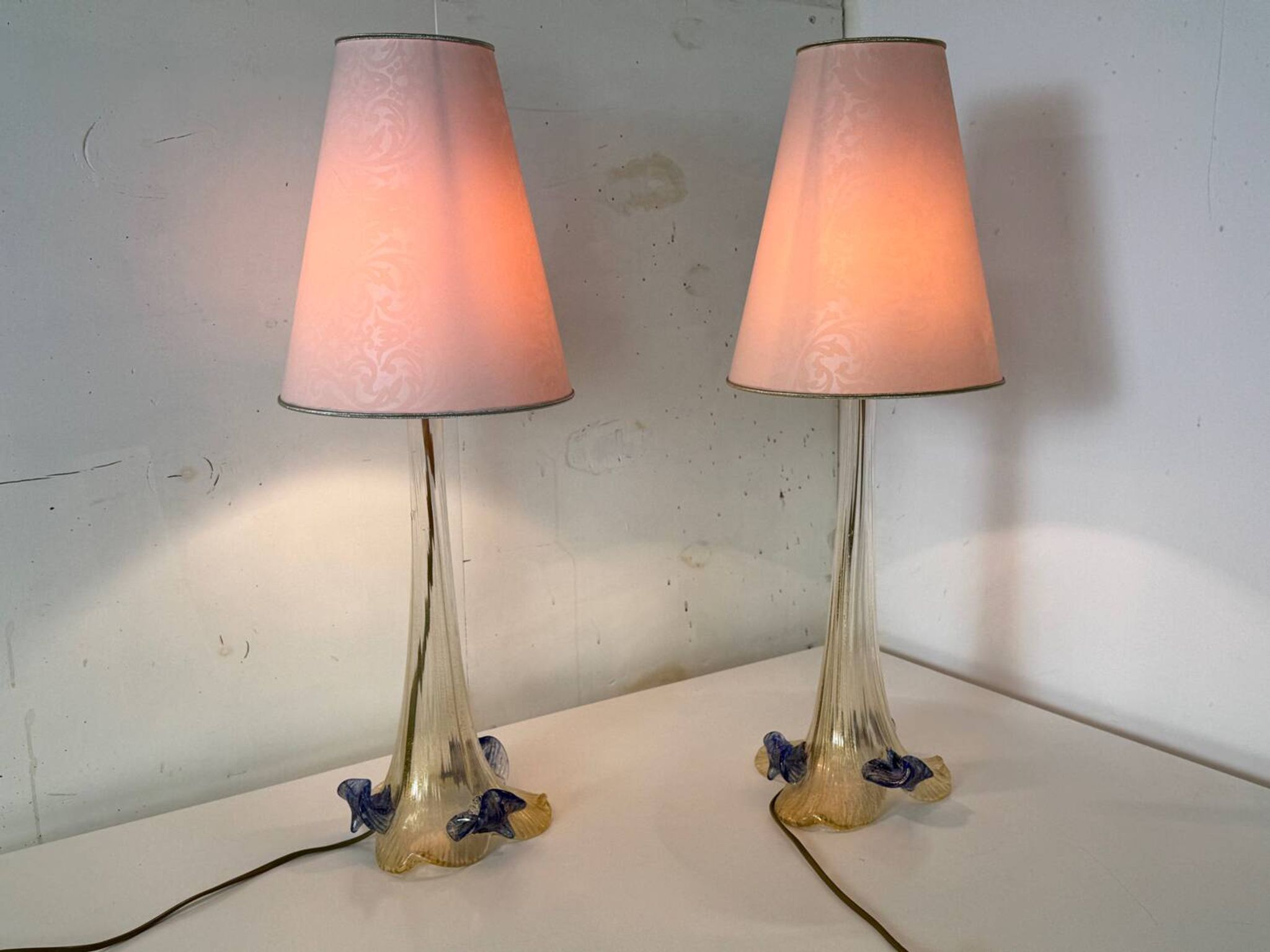 Set of 2 vintage romantic Venetian Italian table lamps in Murano glass.