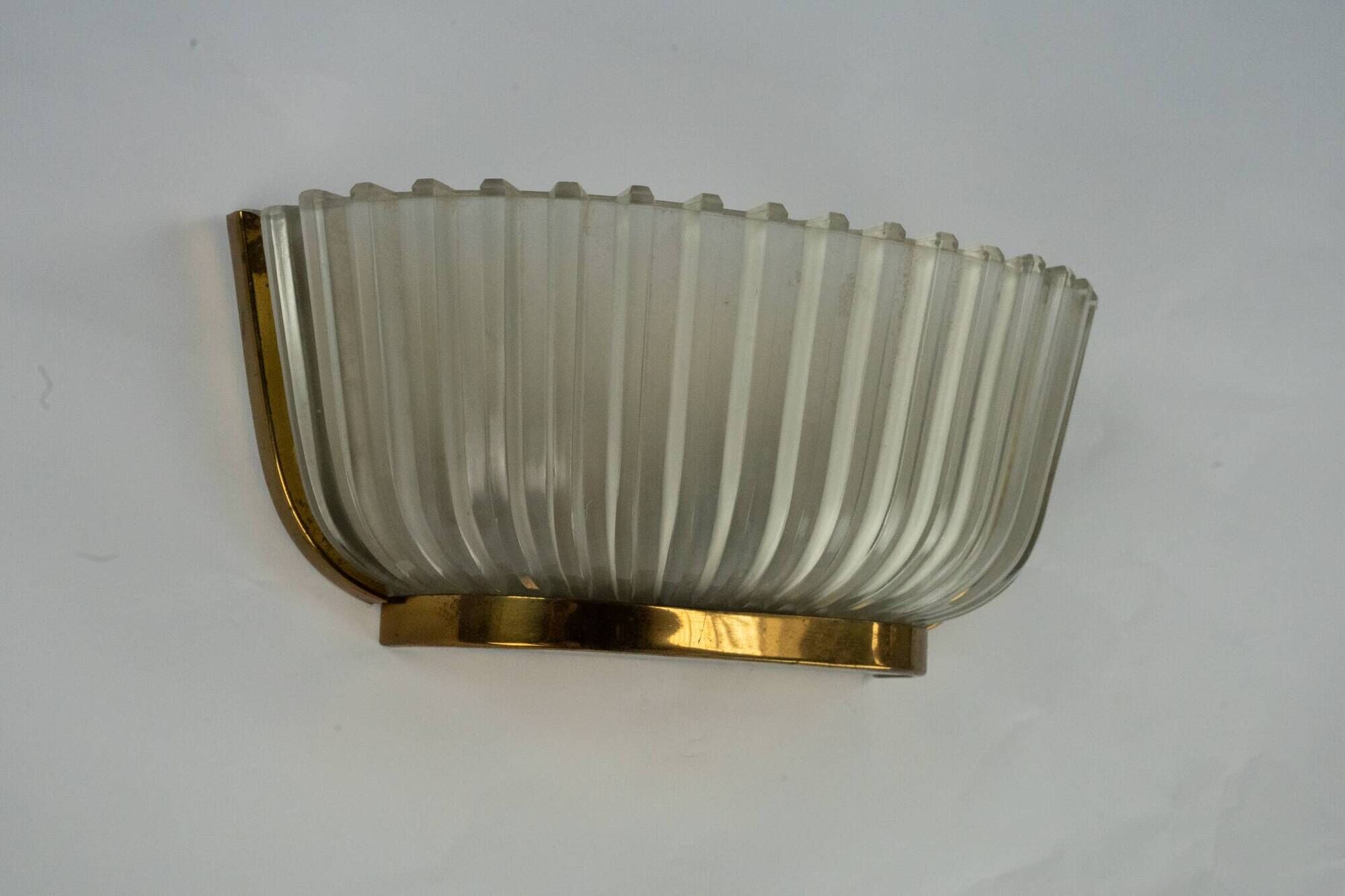 Single Art deco Seguso sconce in brass and glass. Italy 1940s