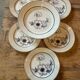 Série de 12 assiettes plates en porcelaine aux anémones