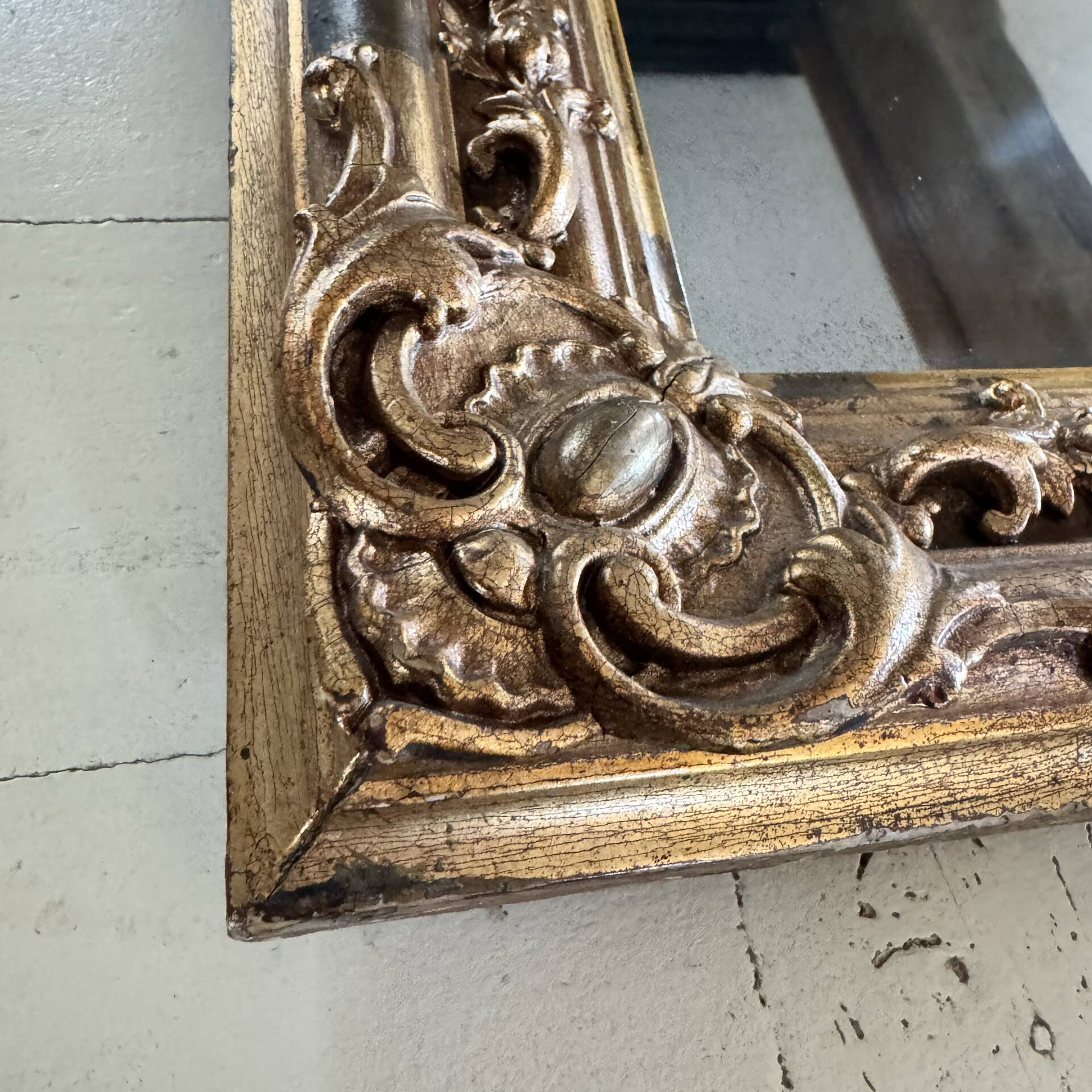 Miroir Louis XV, glace au mercure et bois doré, XIXe