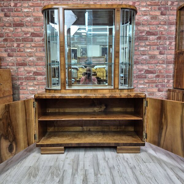 Cabinet d'exposition Art Déco en noyer de qualité muséale avec lattes en verre biseauté.