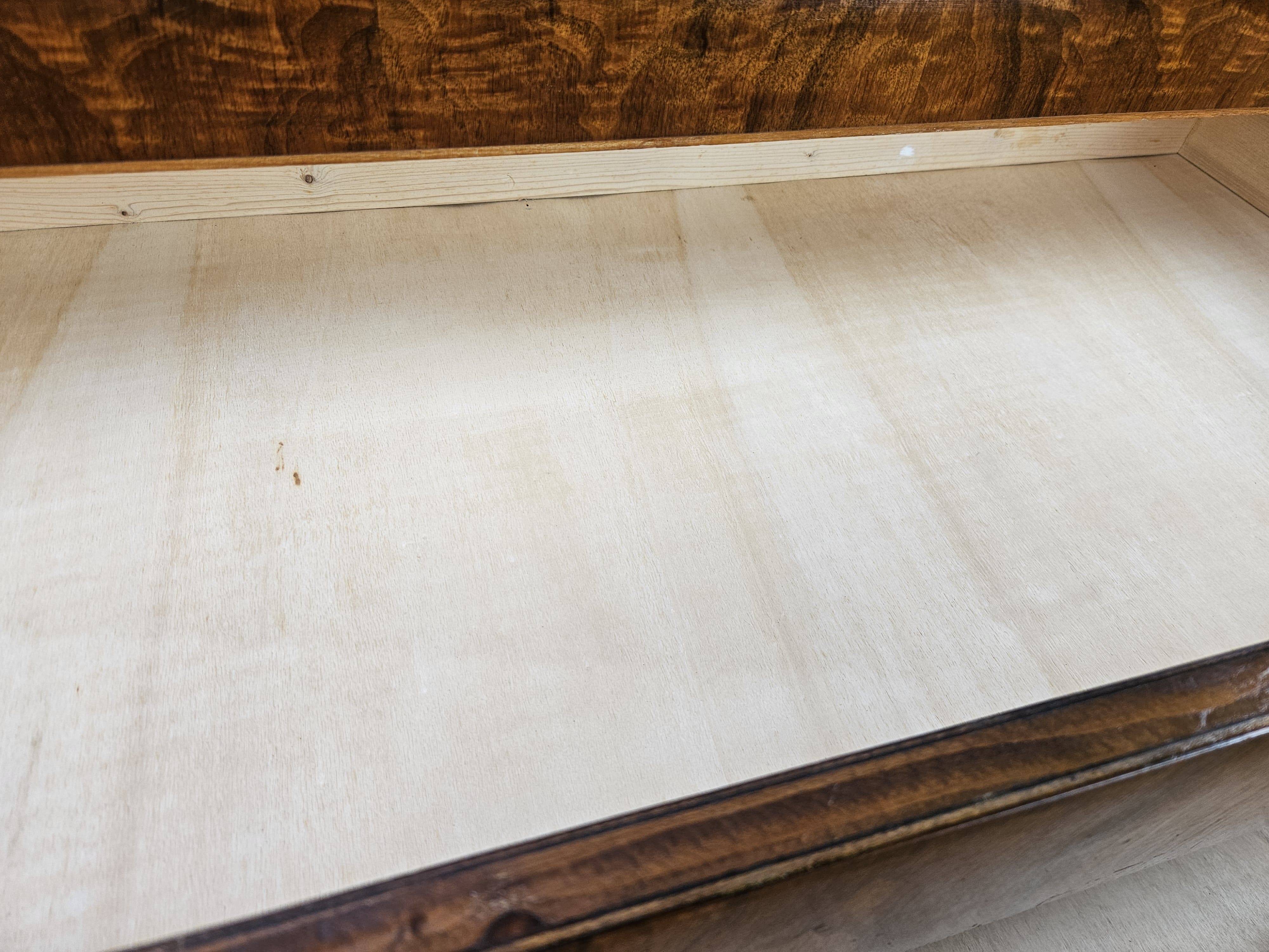 Art Decò chest of drawers in walnut burl with four drawers
