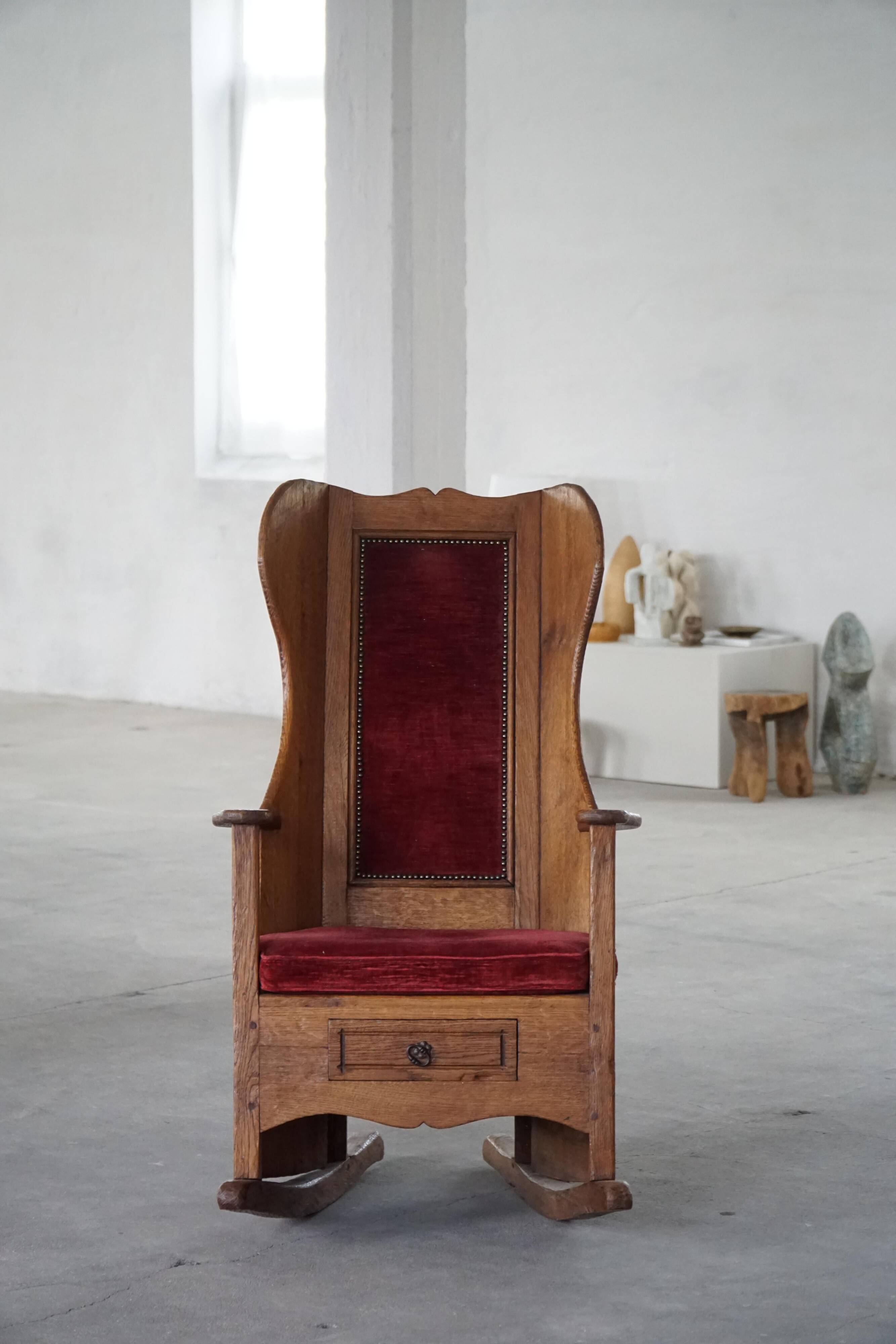 Antique English rocking chair in wood with red velvet upholstery, 19th century.