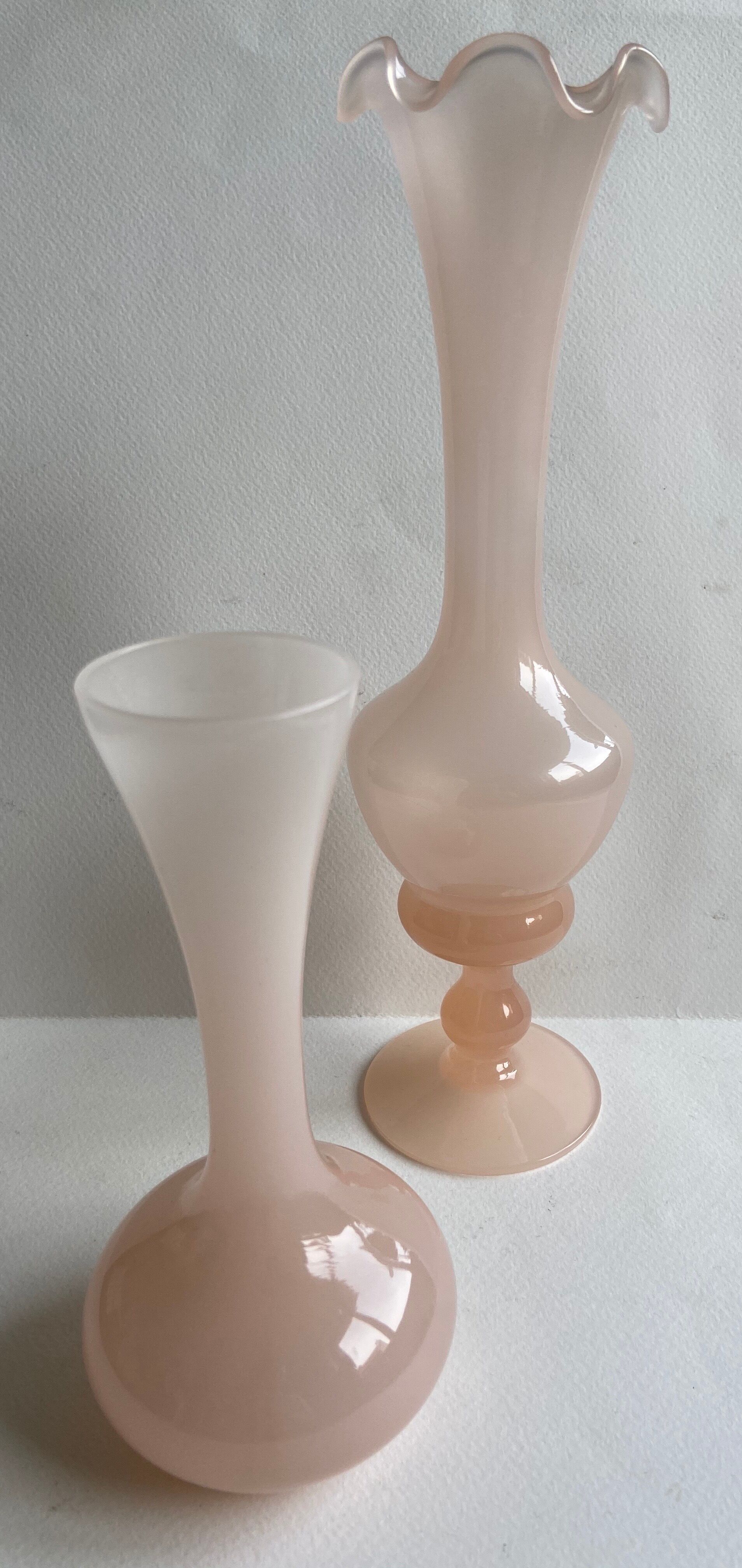 Paire de vases en opaline rose