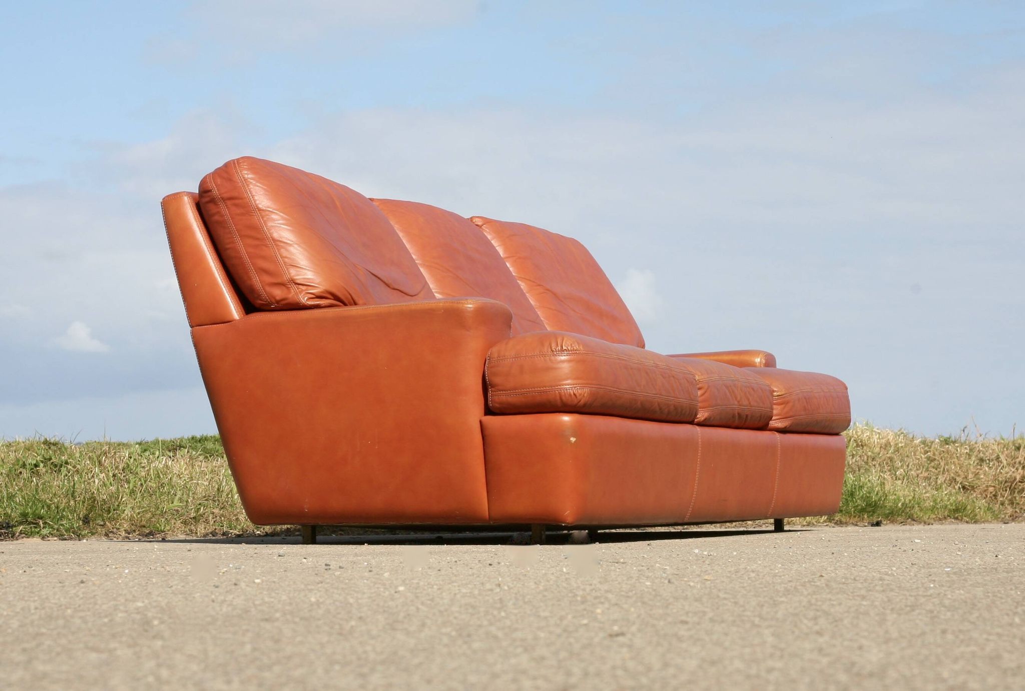 Canapé "space age". Cuir fauve. Circa 1970