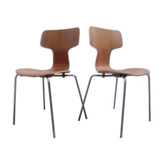 Hammer of Arne Jacobsen chairs pair