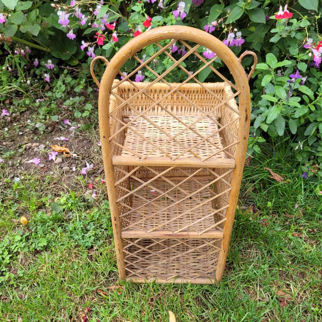 Étagère en osier vintage
