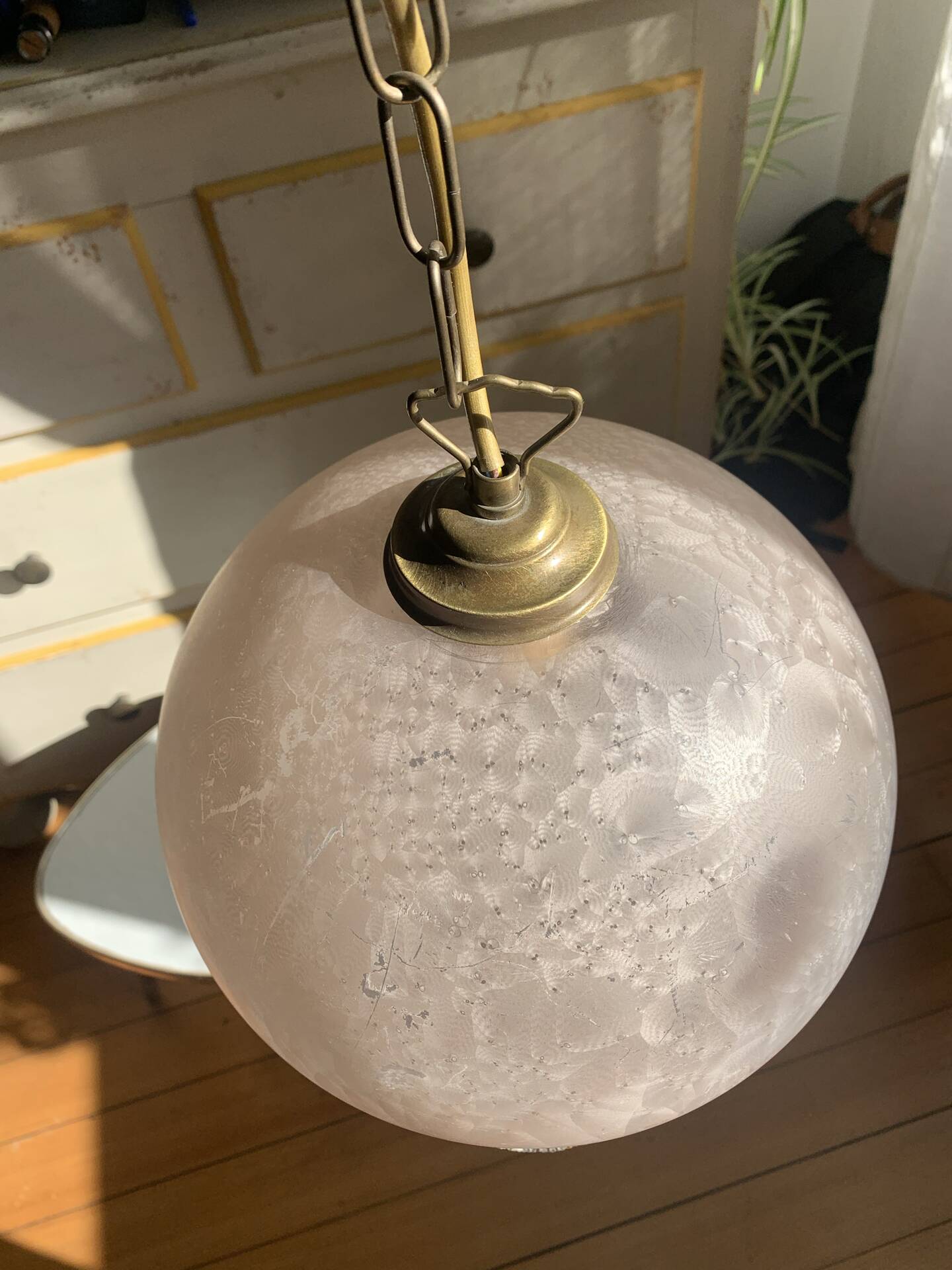 Vintage suspension in frosted pink glass with pearl pendants.
