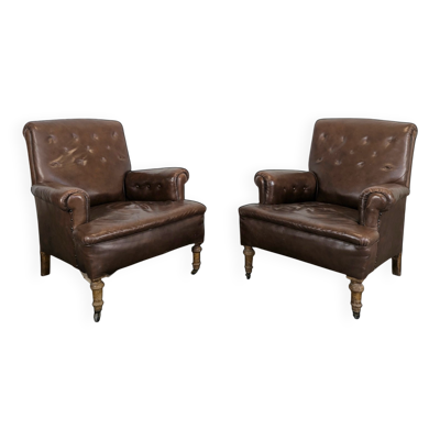 Paire de club fauteuils en cuir
