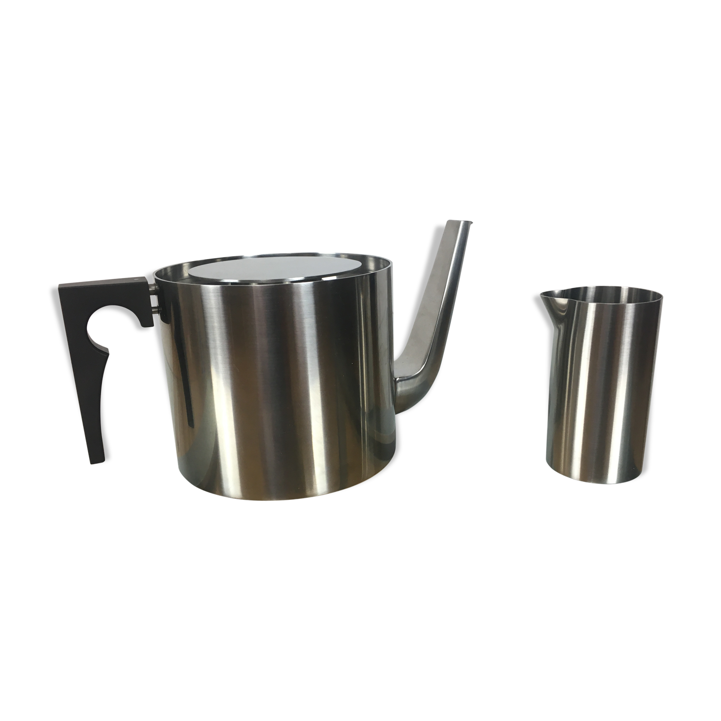 Arne Jacobsen stainless steel teapot and milk pot, Cylinda Line, by Stelton