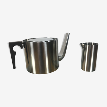 Théière et pot à lait Arne Jacobsen en inox, Cylinda Line, par Stelton