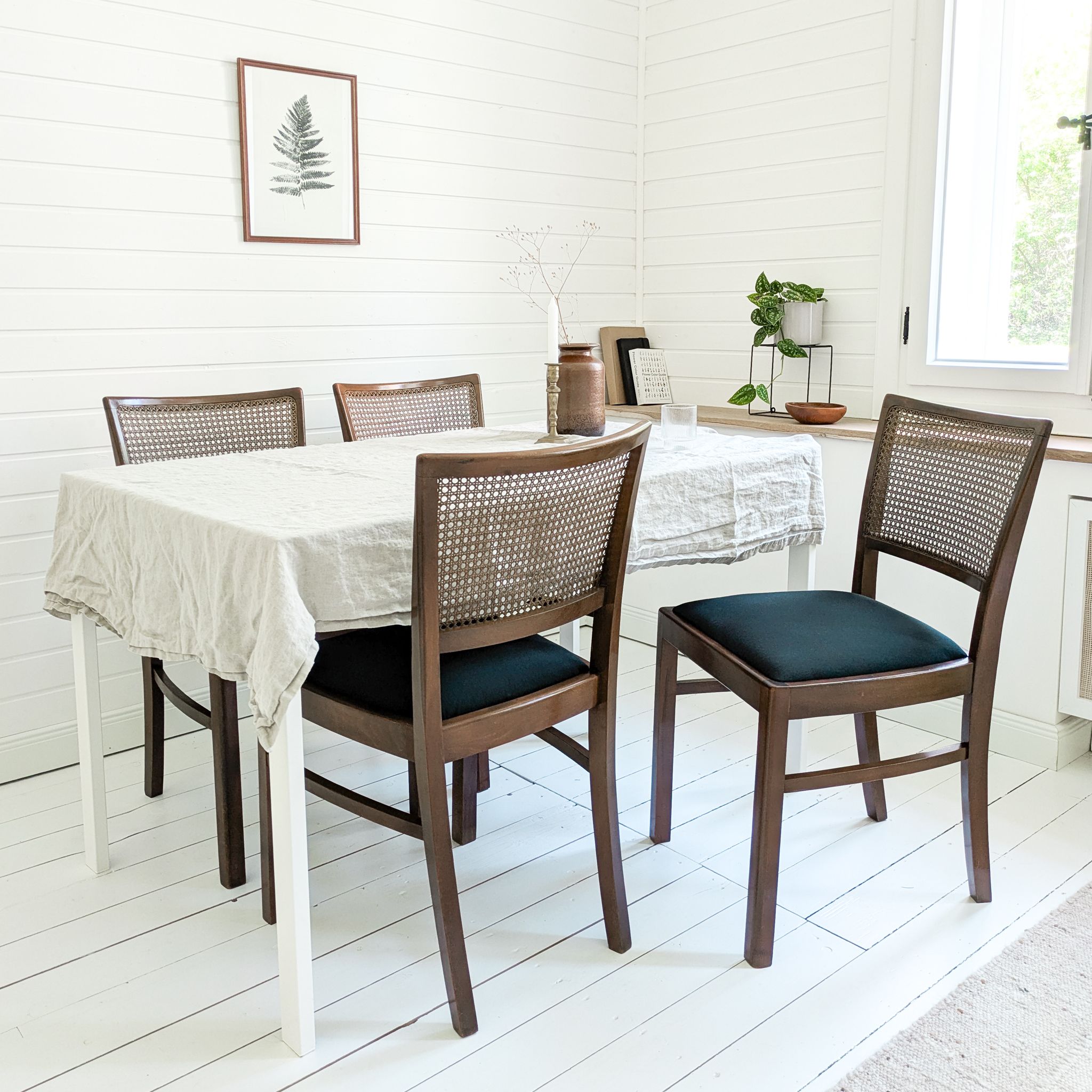 Lot de 4 chaises vintage en bois, cannage viennois et assise noire