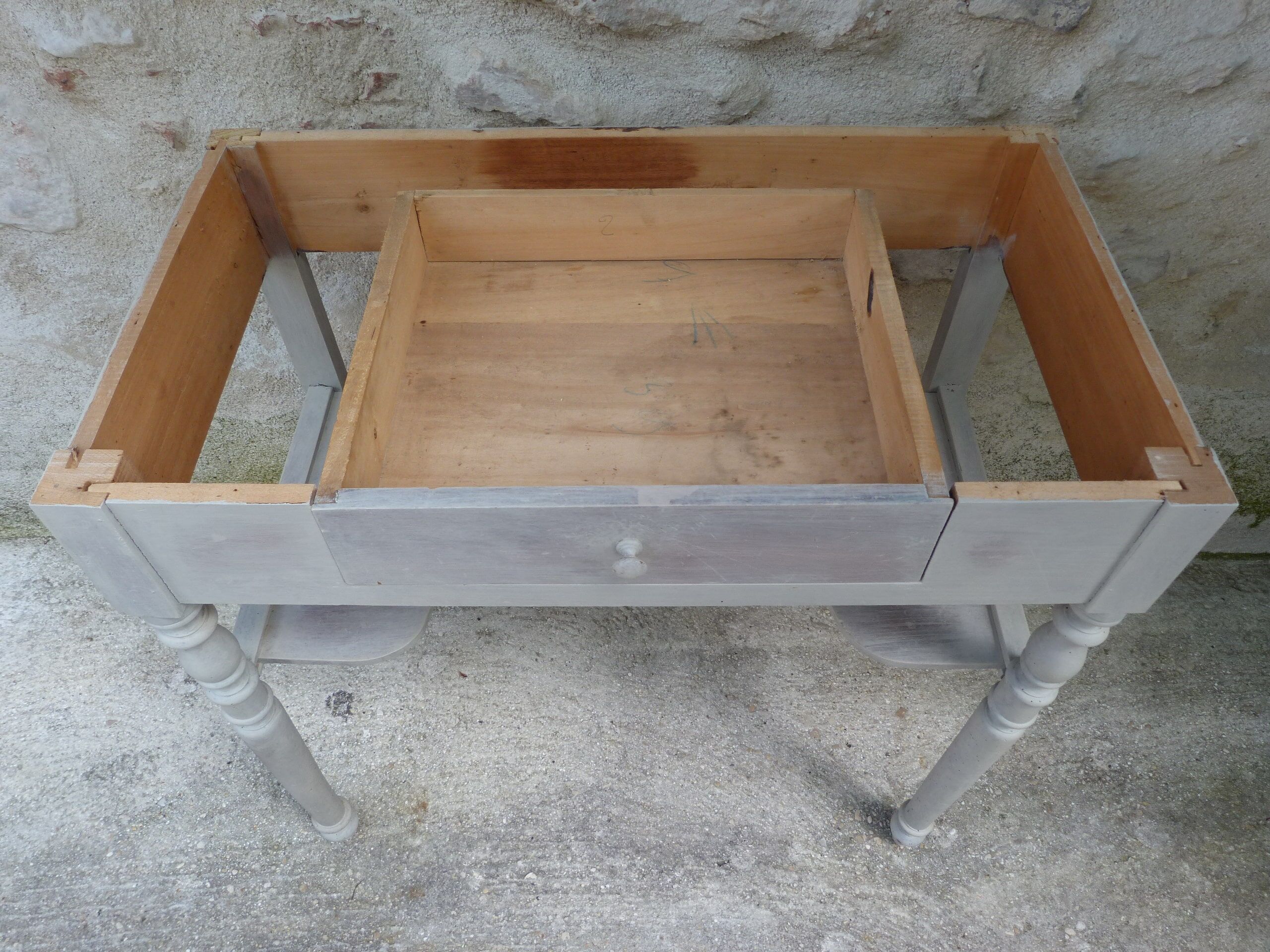 Meuble de toilette patiné