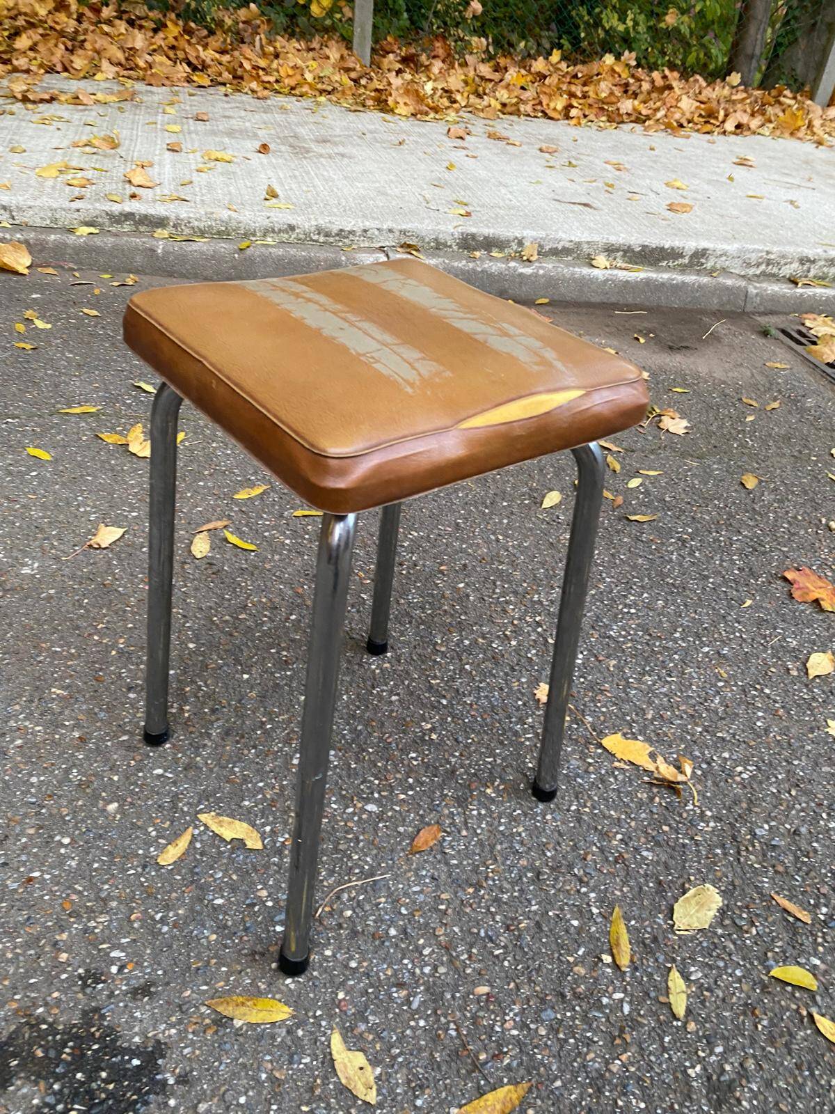 2 tabourets acier et cuir blanc et marron