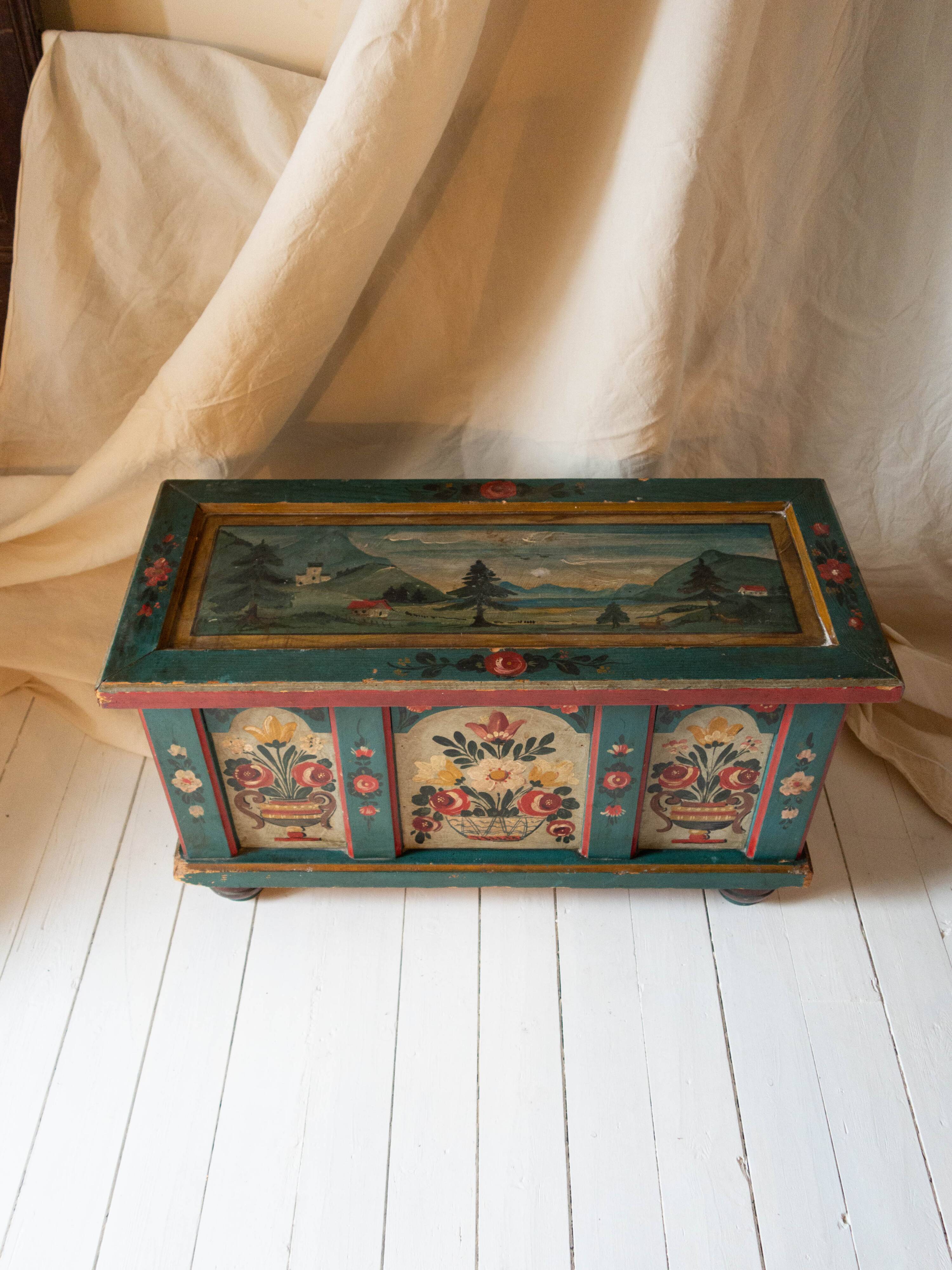 Banc-coffre vintage en bois peint, art populaire