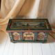 Banc-coffre vintage en bois peint, art populaire