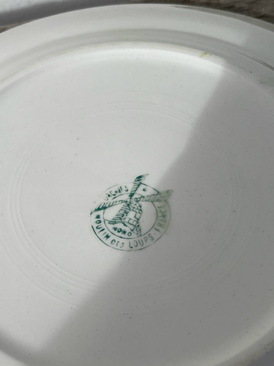 4 dinner plates, pink tablecloth, Moulin des Loups