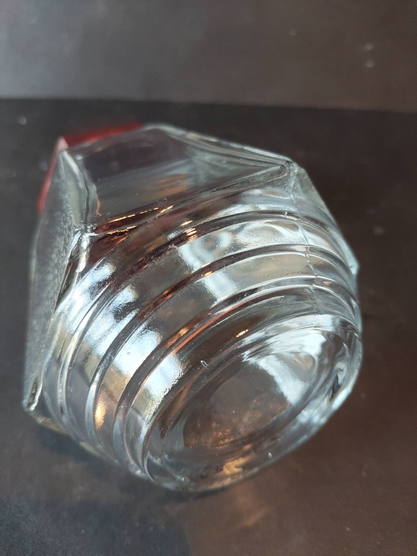 Art Deco glass and bakelite powder shaker in burgundy – 1940s/50s