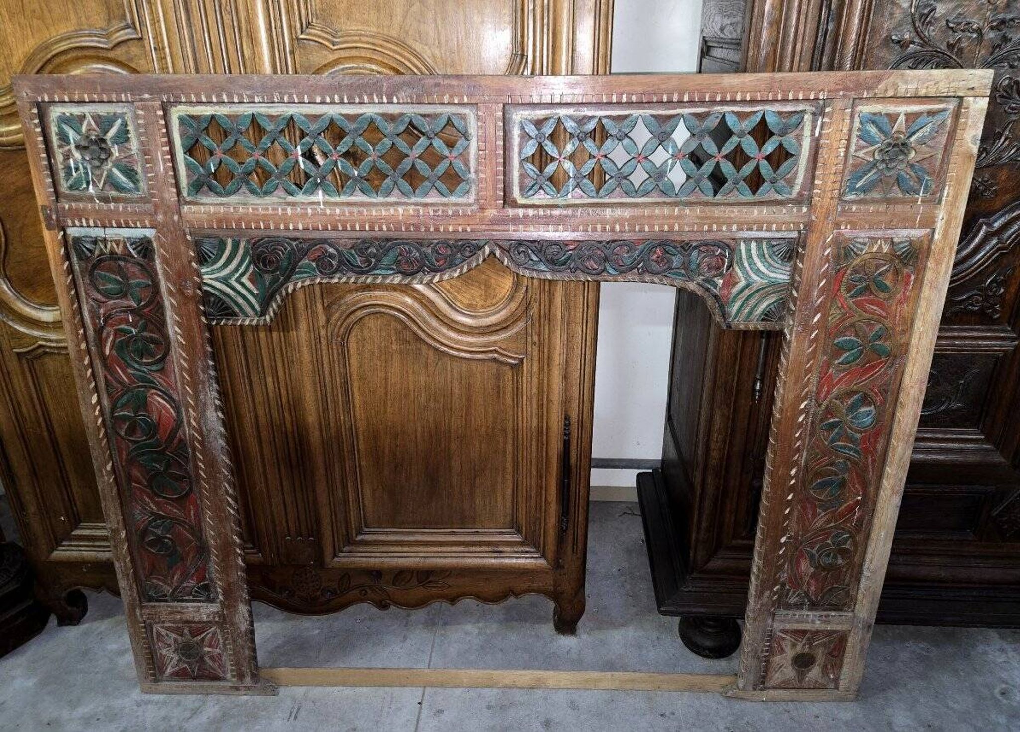Old façade or decorative frame in carved wood, of Indian origin.
