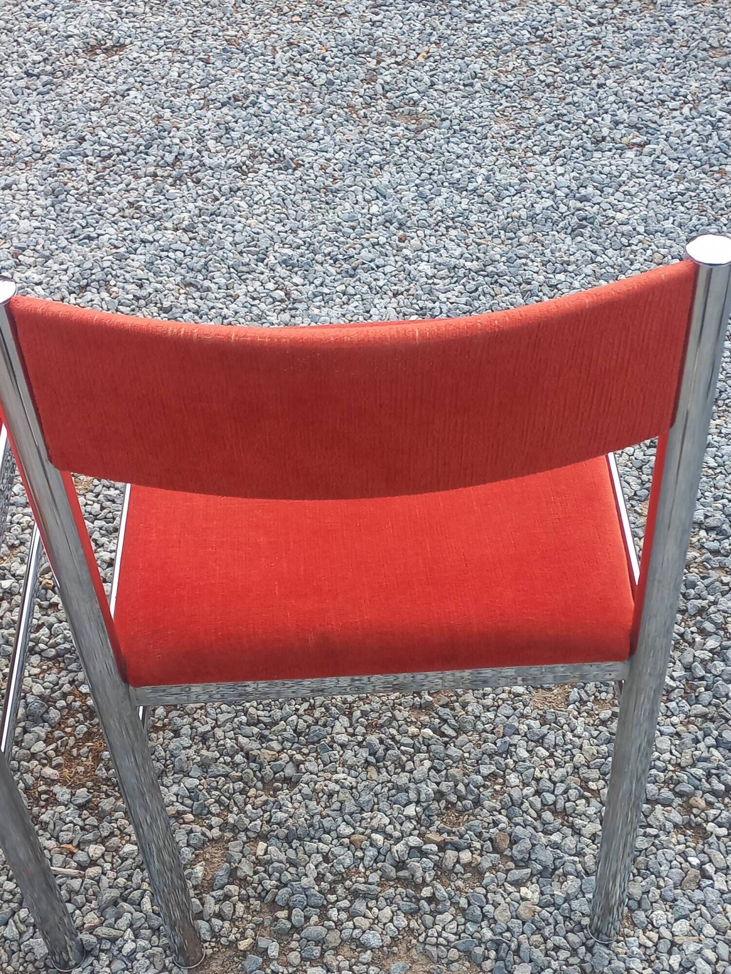 Pair of designer chairs in chrome metal and orange velvet from the 1970s.