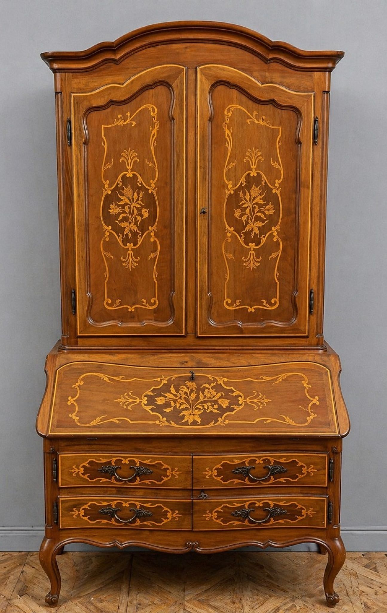 Louis XV style curved cabinet in marquetry.