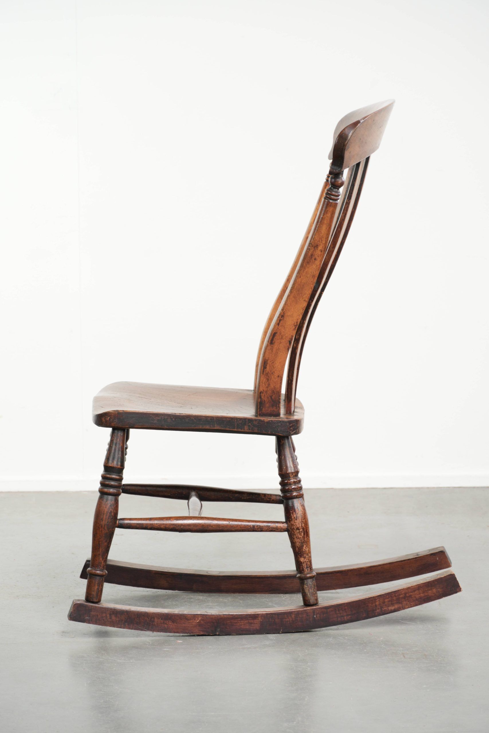 Chaise berçante Windsor en chêne anglais du début du 19e siècle.