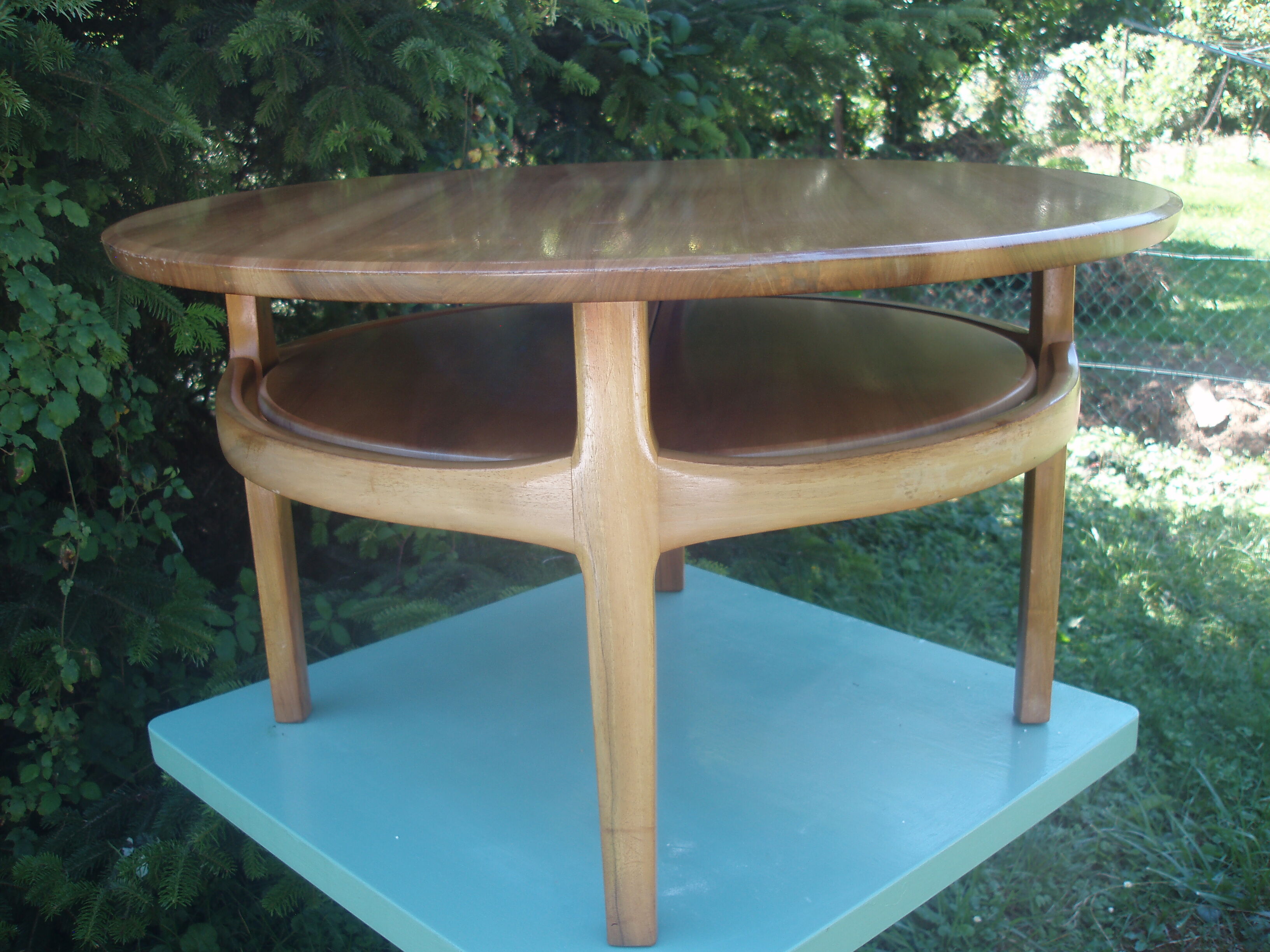 Round coffee table in solid walnut double tray of the 1970s