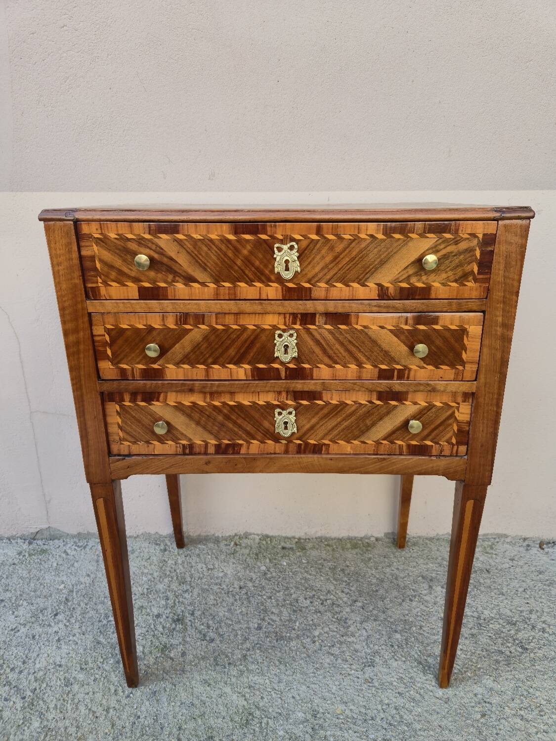 Commode Chiffonnier d'époque Louis XVI en marqueterie