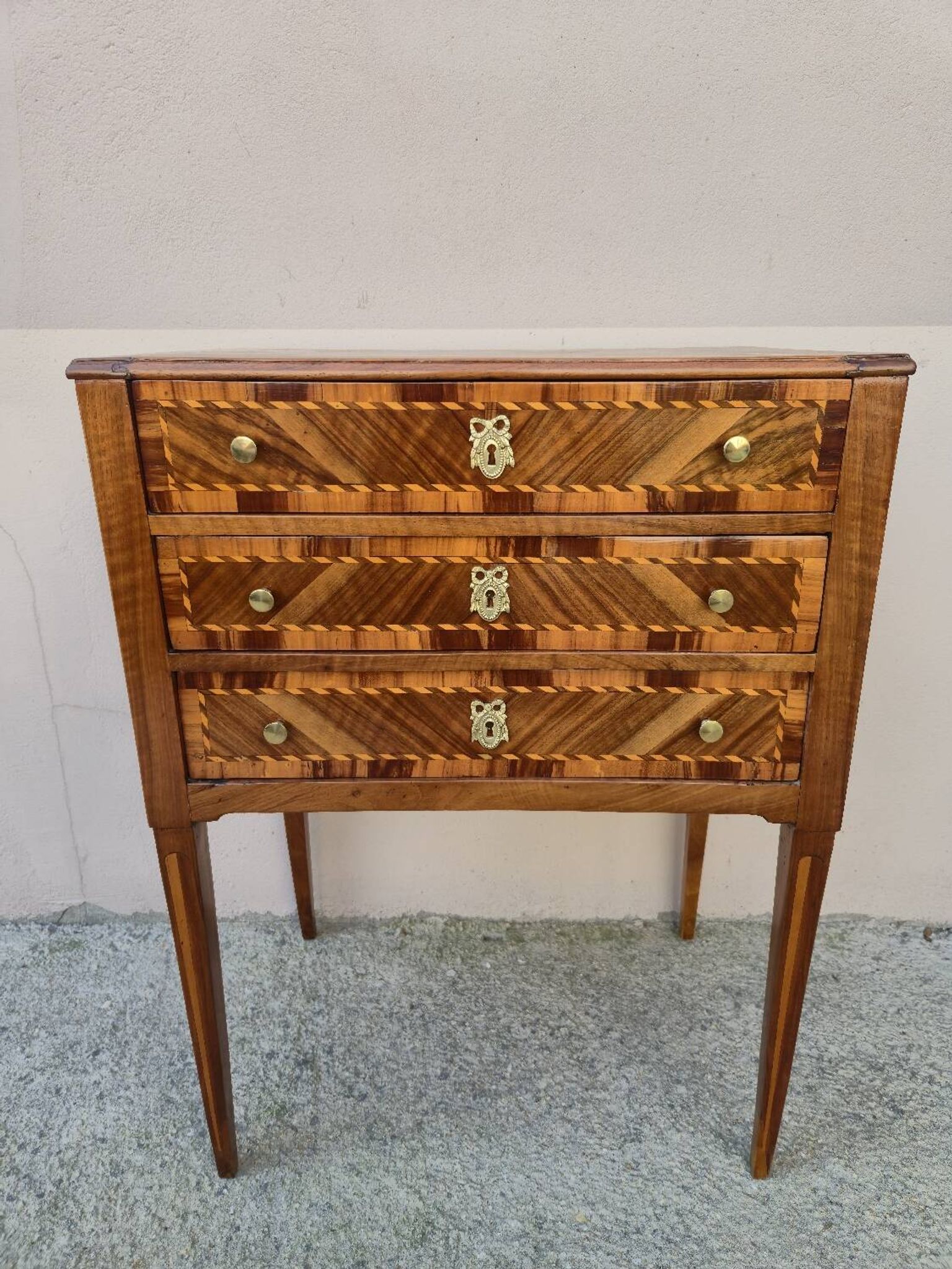 Louis XVI period chest of drawers in marquetry
