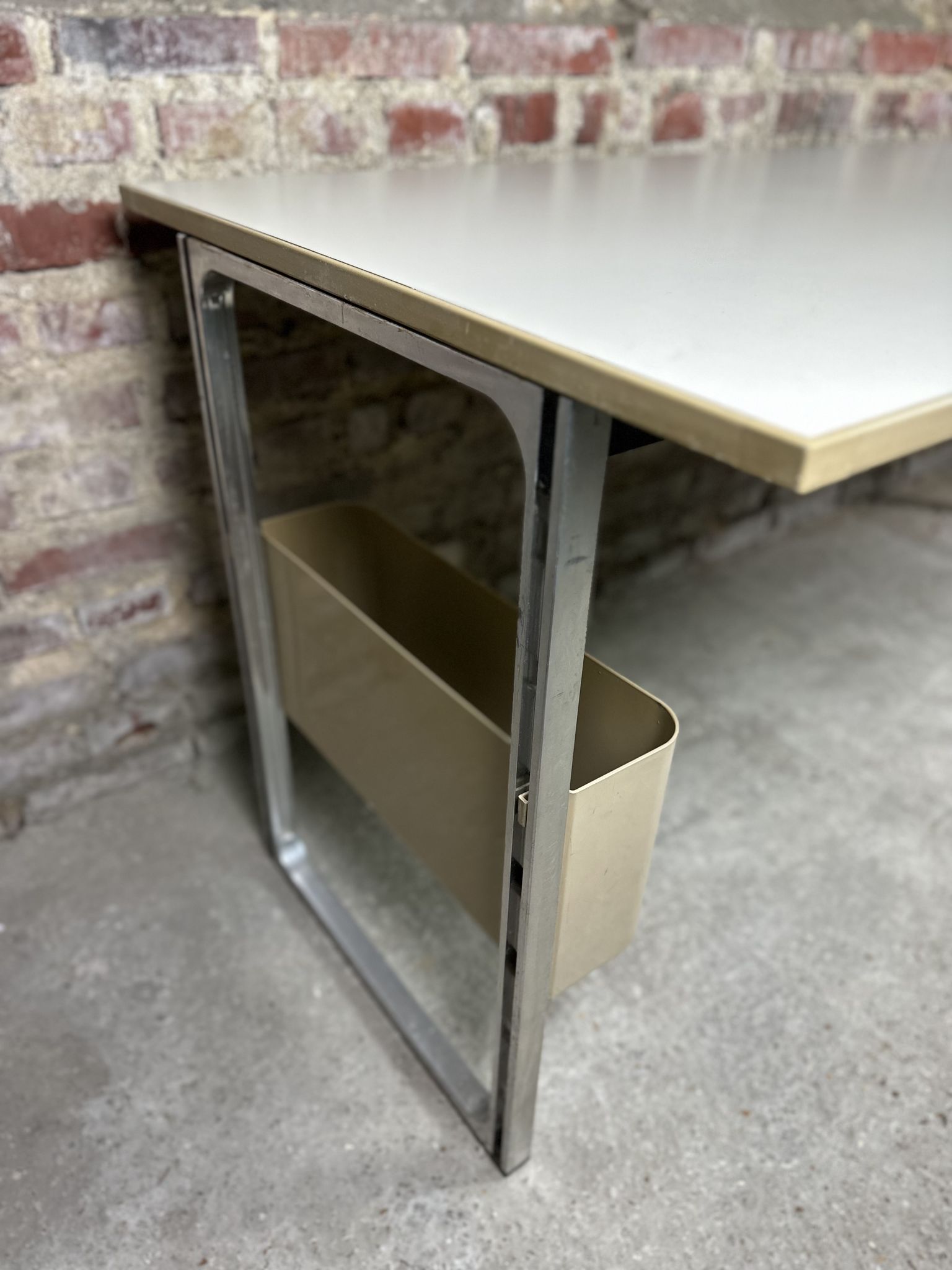 Vintage desk table 1975 in aluminum and melanin by albert rosselli for facomet