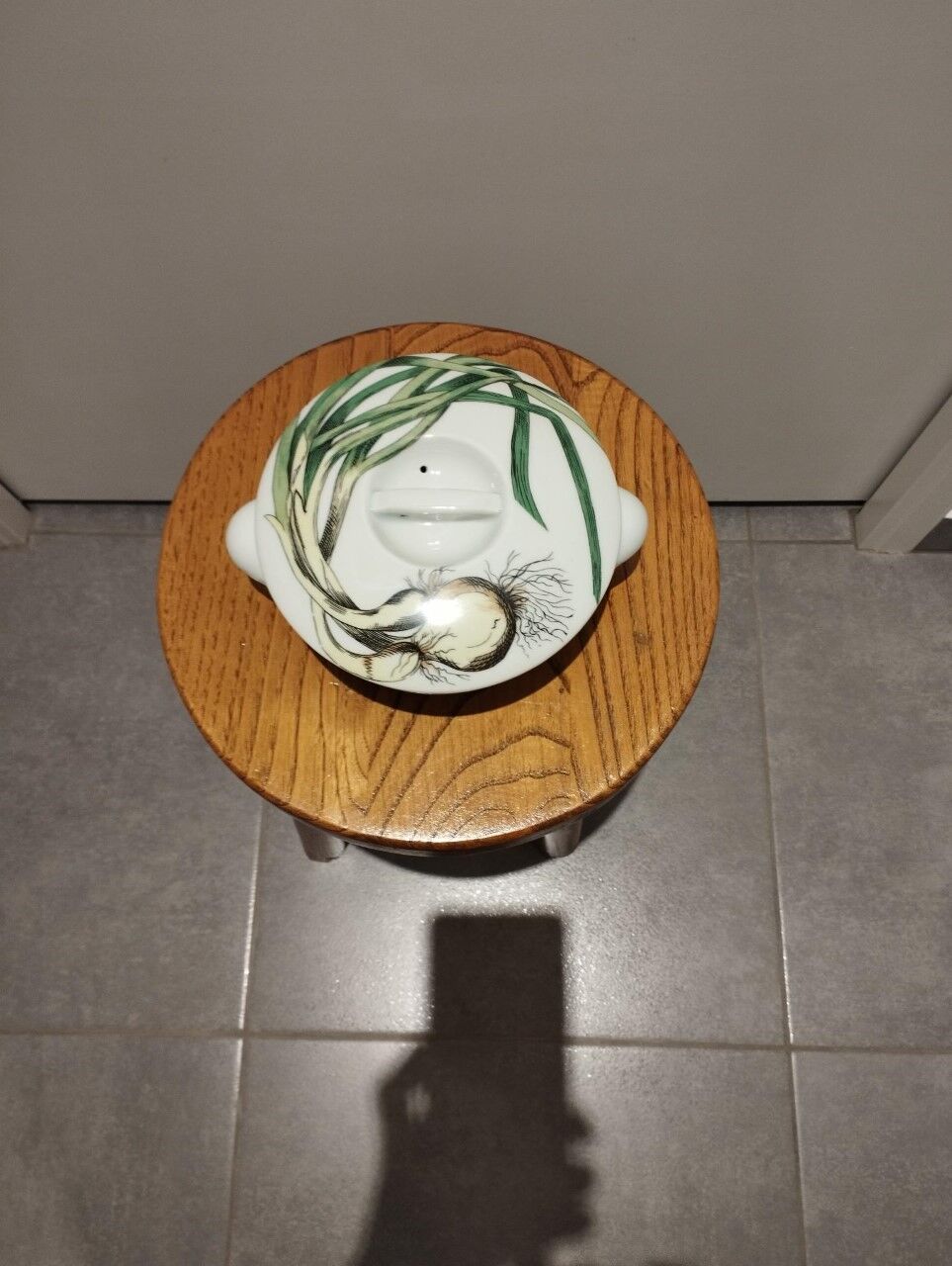 Dish with its lid in Paris porcelain