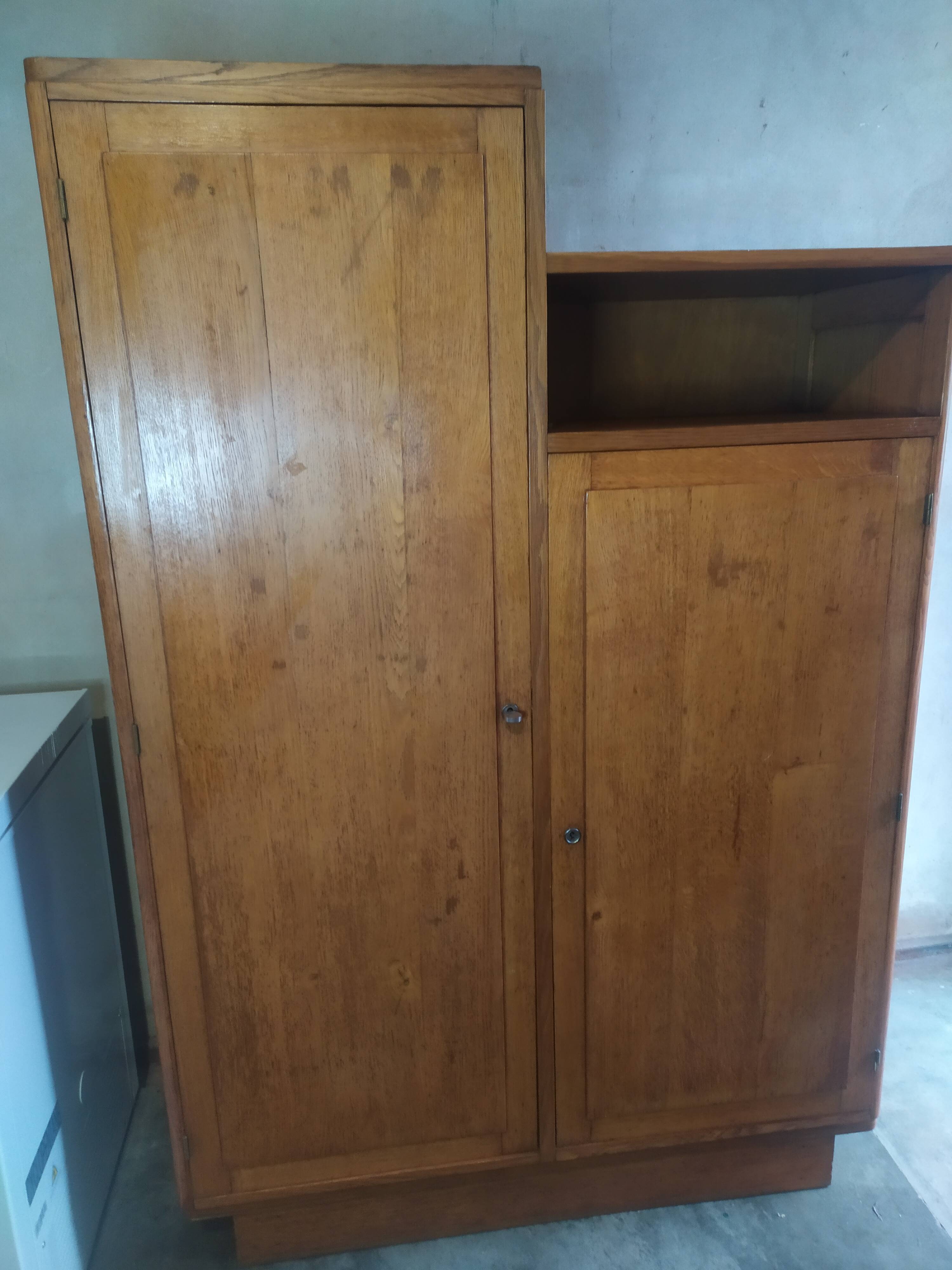 Asymmetrical cabinet