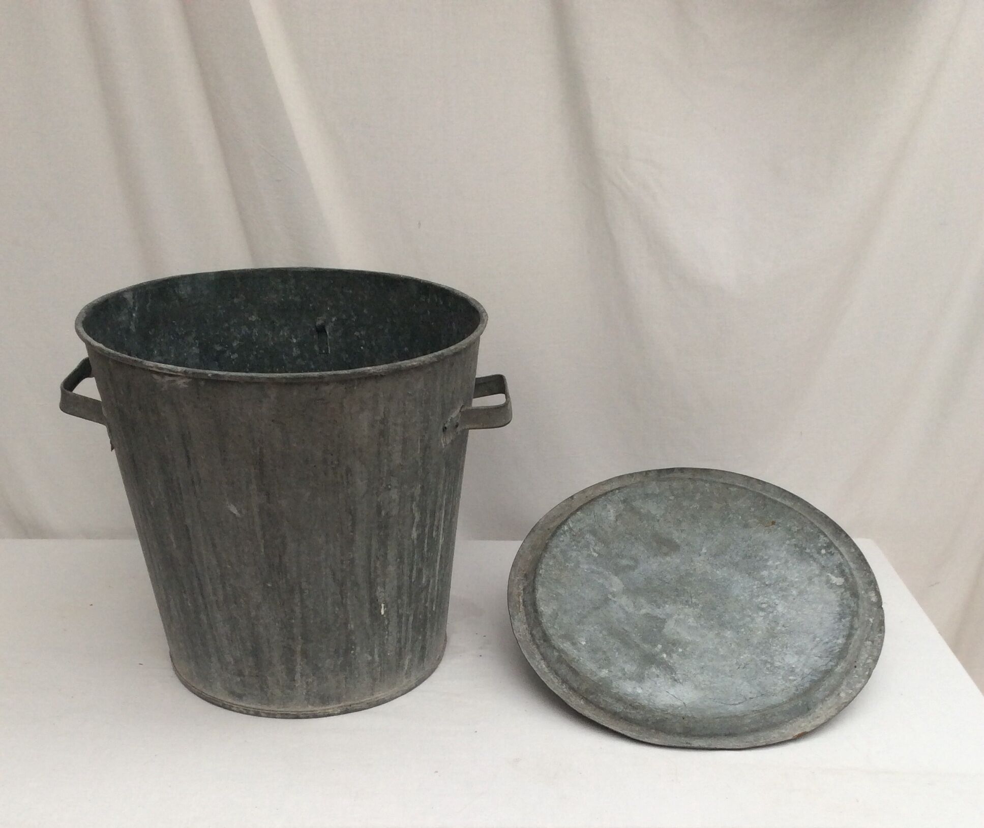 Zinc bucket old washing with 2 handles and lid dimension: height -32cm- D-34cm-