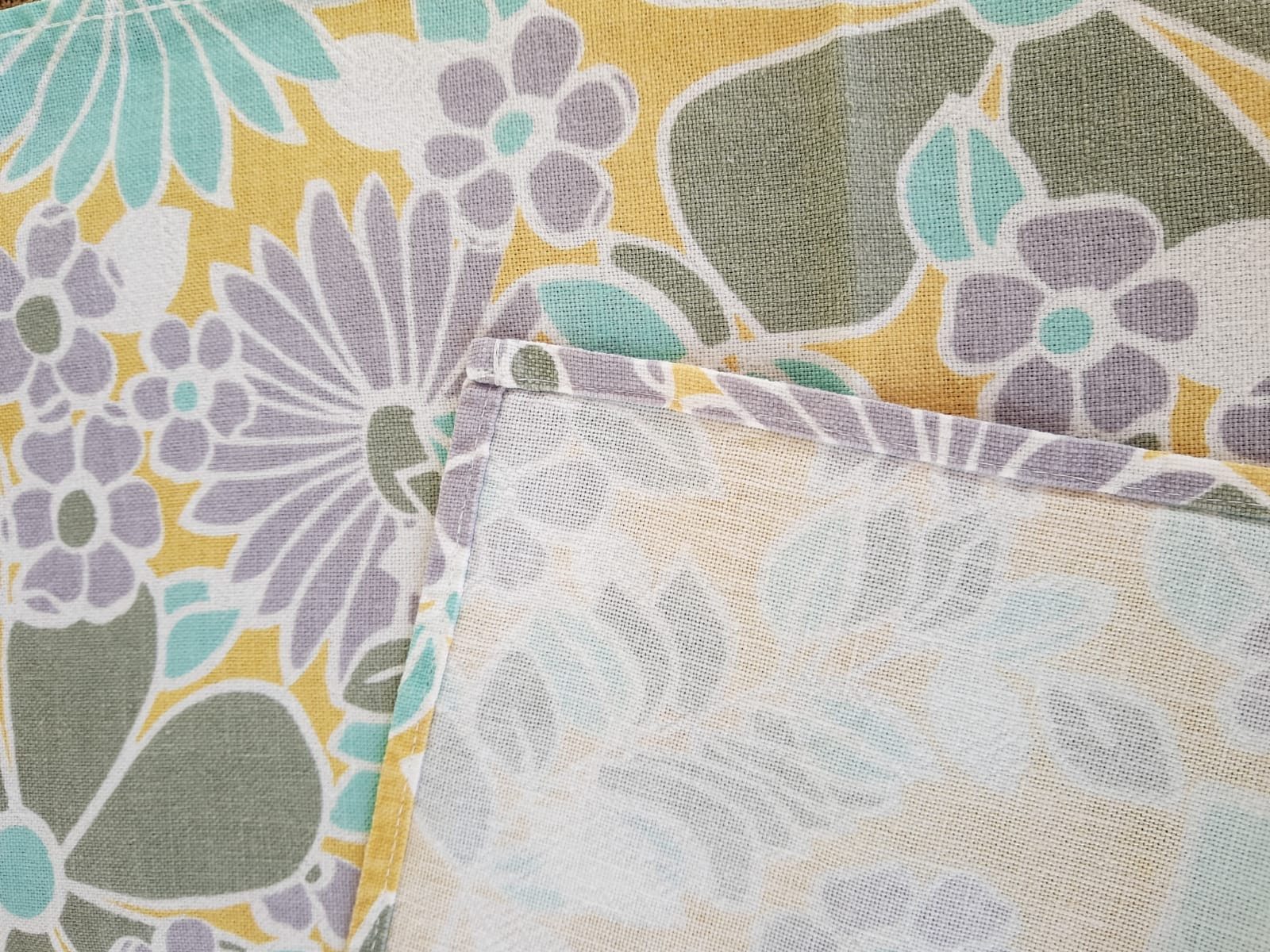 Round tablecloth and 6 napkins with vintage flower patterns