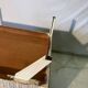 Coffre vintage tapissé, structure bois laqué blanc, années 60-70
