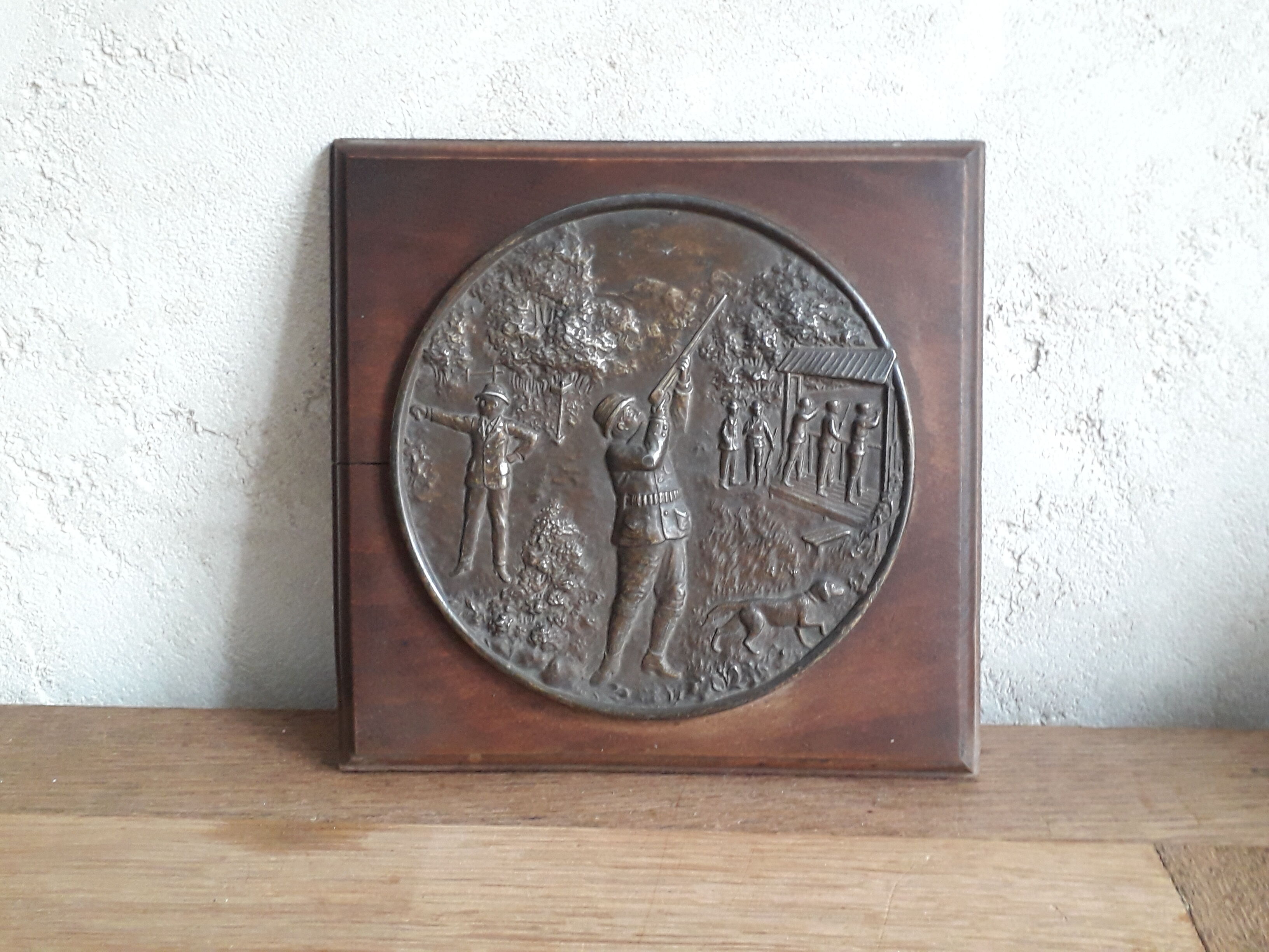 Médaillon en régule sur plaque de bois scène de chasse