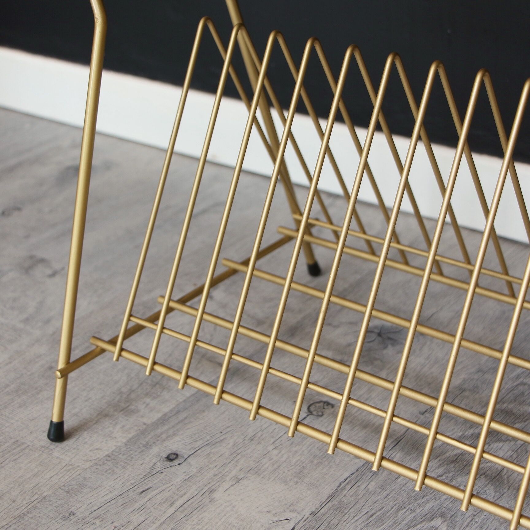 Sellette ranges vinyls in metal