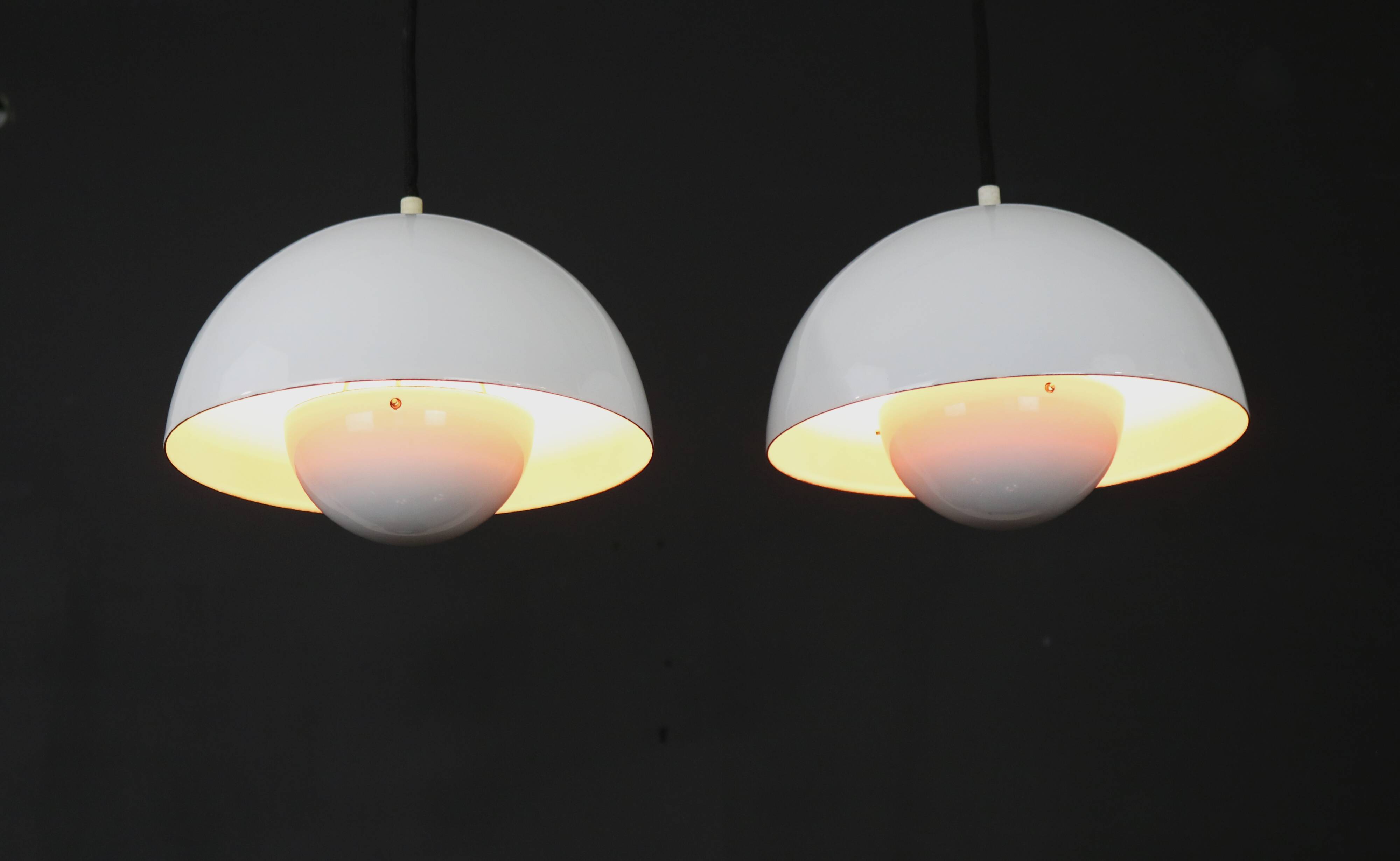 Iconic pair of VP1 white enamel flowerpot lamps  - Verner Panton - 100 % original - Louis Poulsen
