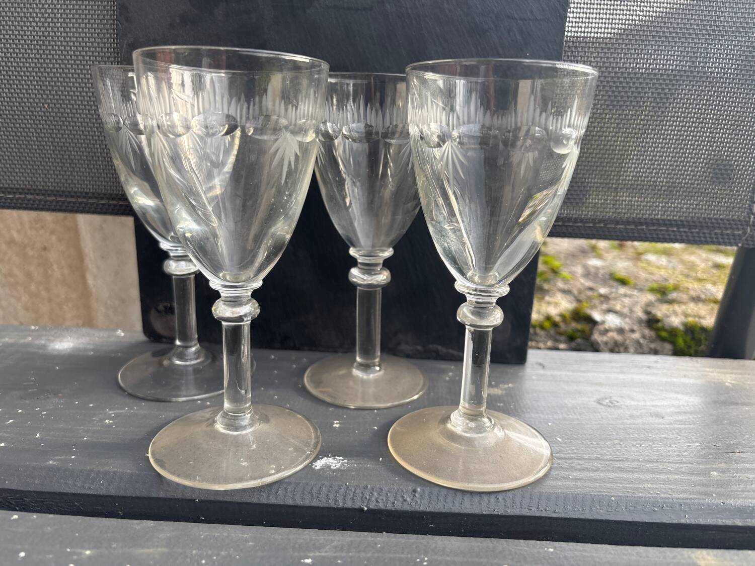 4 wine glasses
