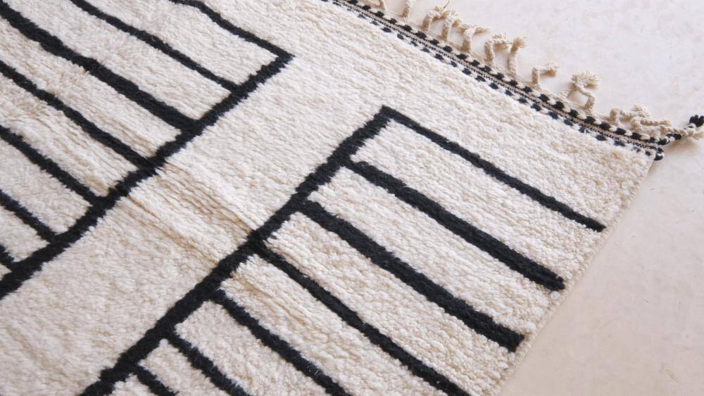 Contemporary Black and White Rug - 291 x 214 cm