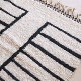 Contemporary Black and White Rug - 291 x 214 cm