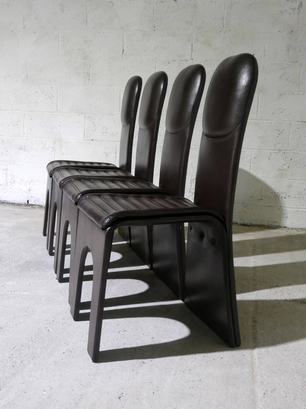 Série de 4 chaises en cuir brun, 1970