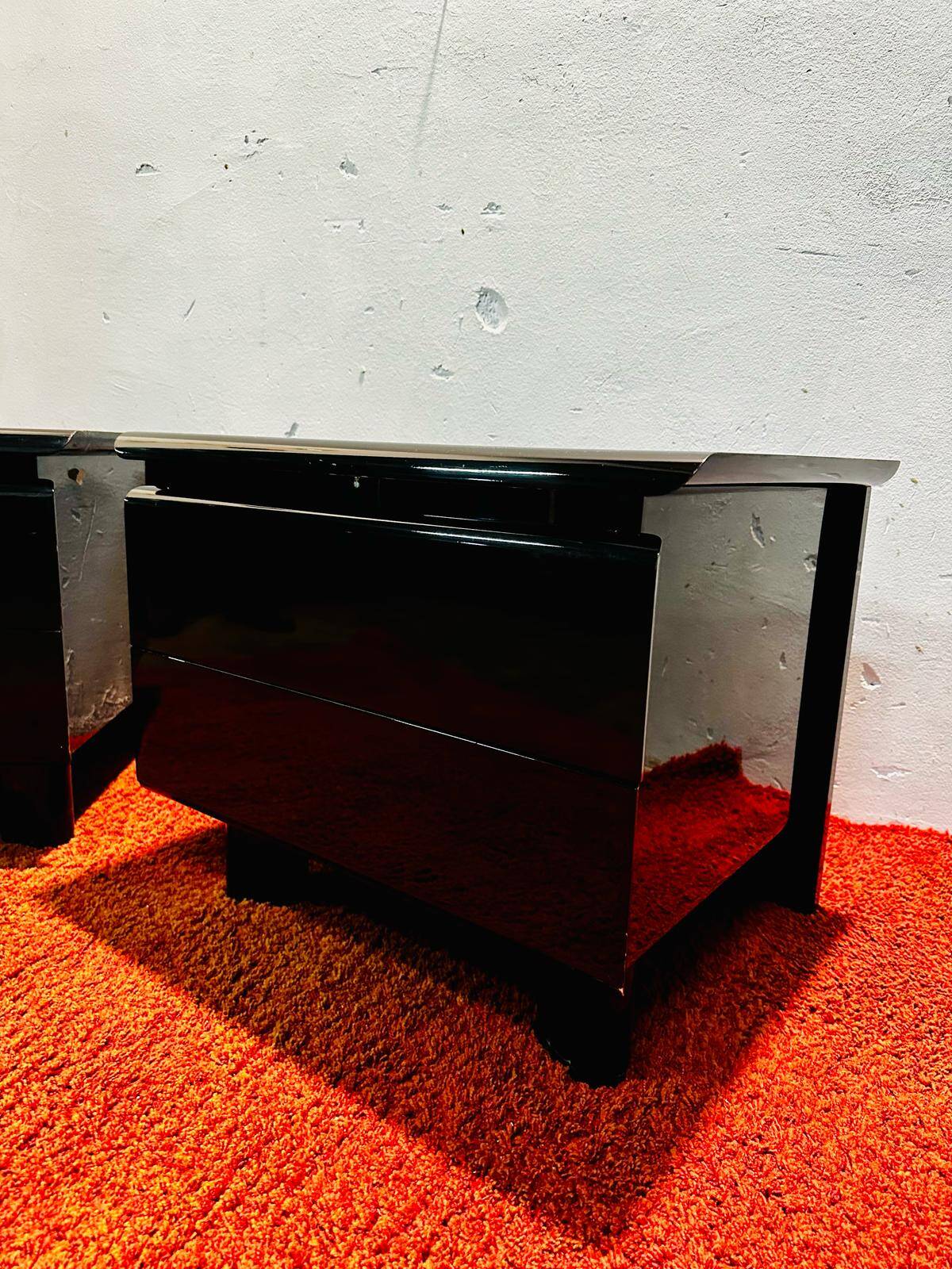 Coppia comodini en legno massello primi anni 80.