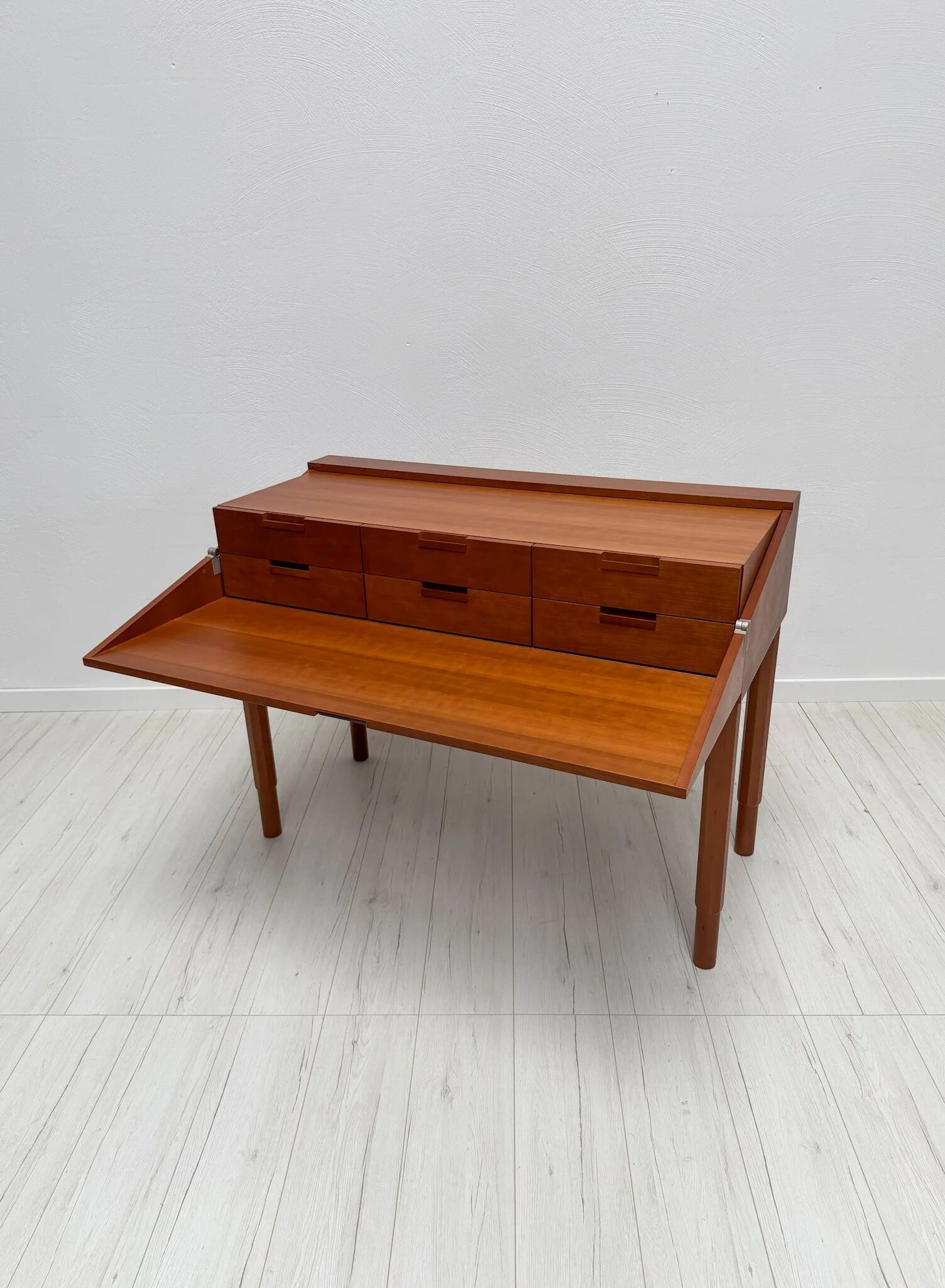 Bureau postmoderne par Antonio Citterio pour B&B Italia en bois de cerisier, années 1980
